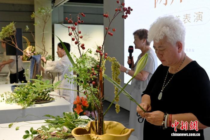 问鼎h5深耕深度解读行业趋势，洞察市场先机领域，用心服务每一位用户。 - 问鼎h5